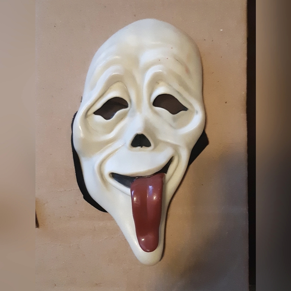 Scary Movie Mask - Picture 3 of 14